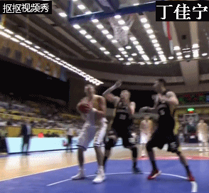 篮球运球背后掏球犯规规则_篮球背后掏球算不算犯规_背后掏球犯不犯规
